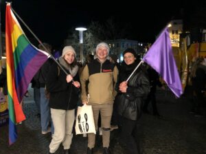 Gruppenbild des GSPs mit Regenbogenflagge. Aufgenommen beim feministischen Kampftag.