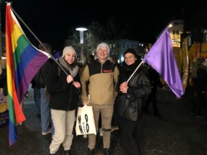 Gruppenbild_GSP Gruppenbild des GSPs mit Regenbogenflagge. Aufgenommen beim feministischen Kampftag.